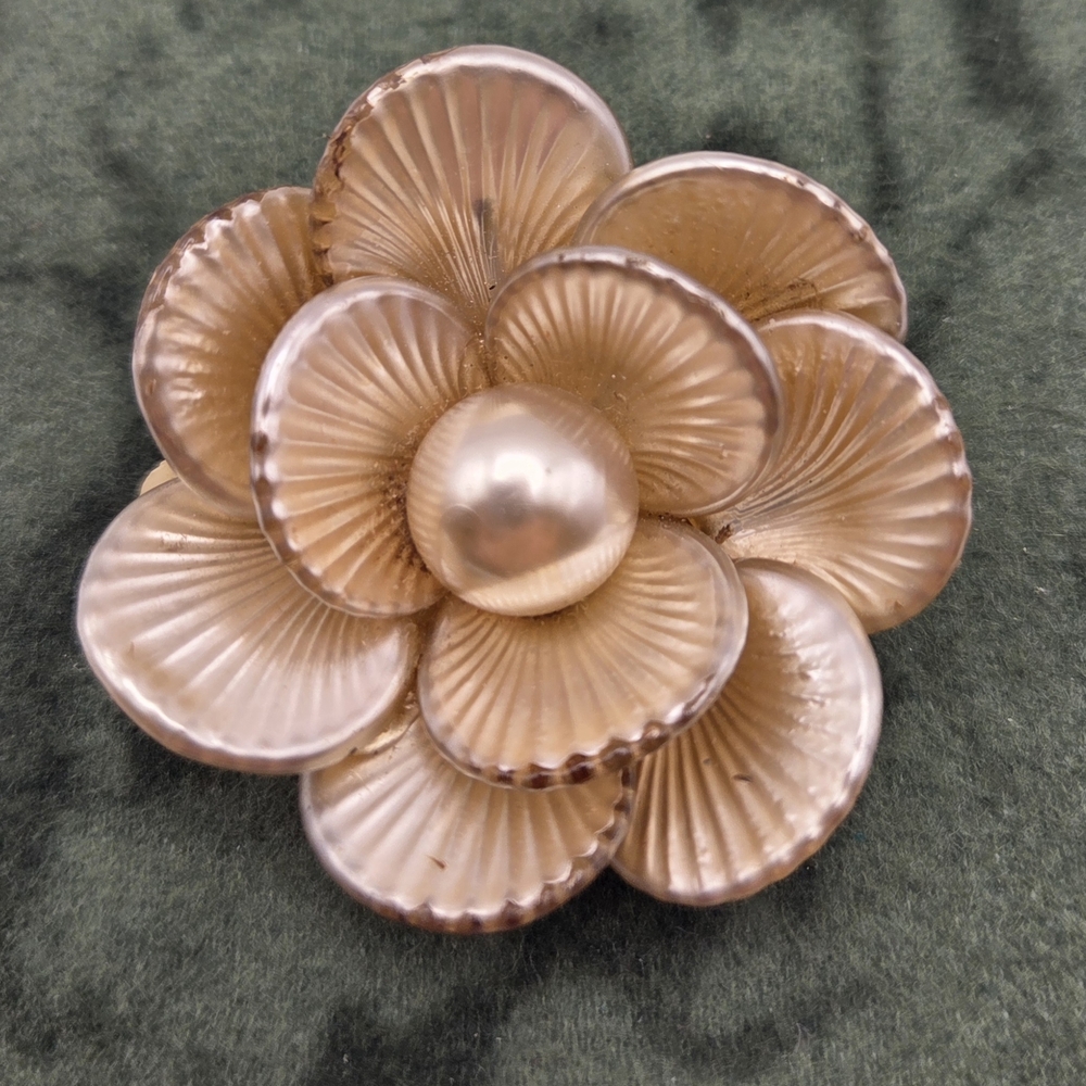 Vintage Faux Pearl Goldtone Clam Shell Brooch